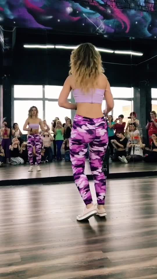 @Oksana Sidorska