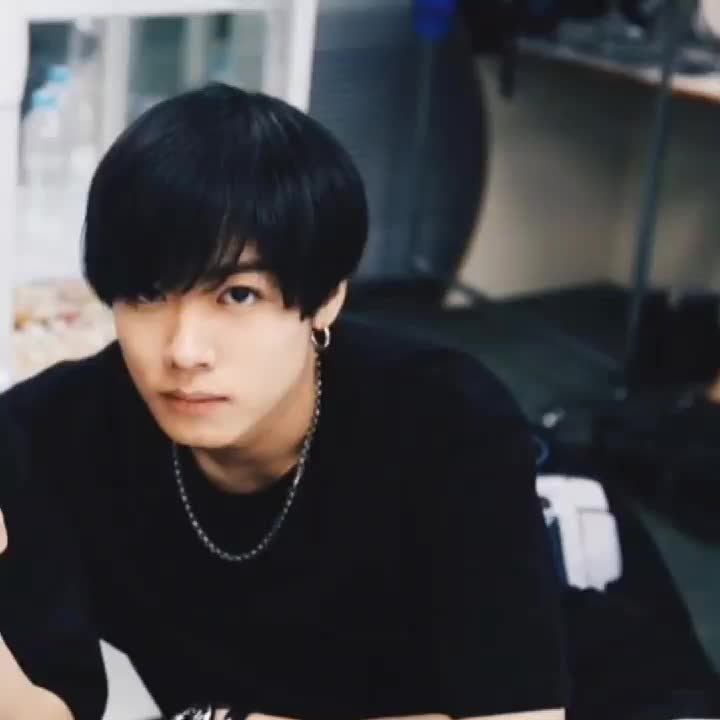 @><