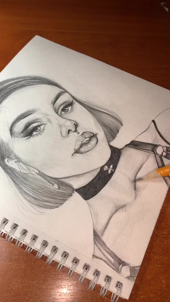 @что-то рисует