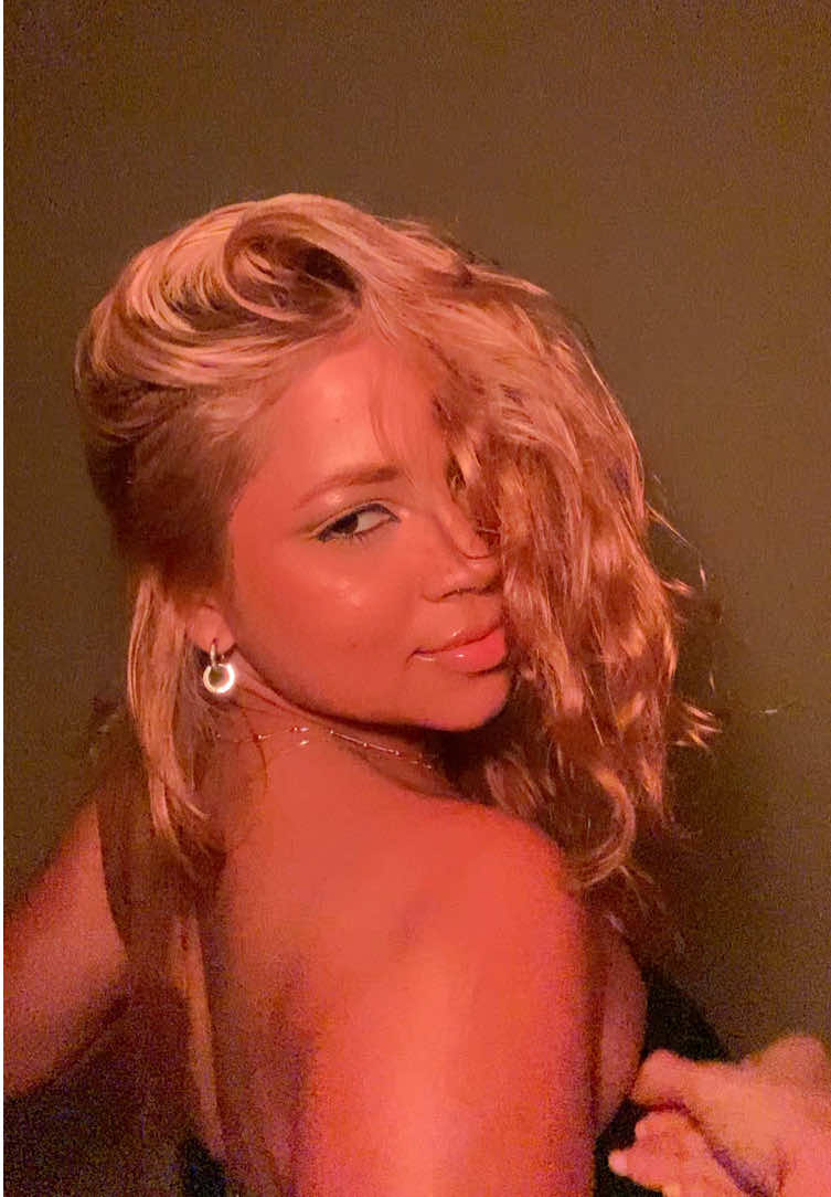 @mchelynz