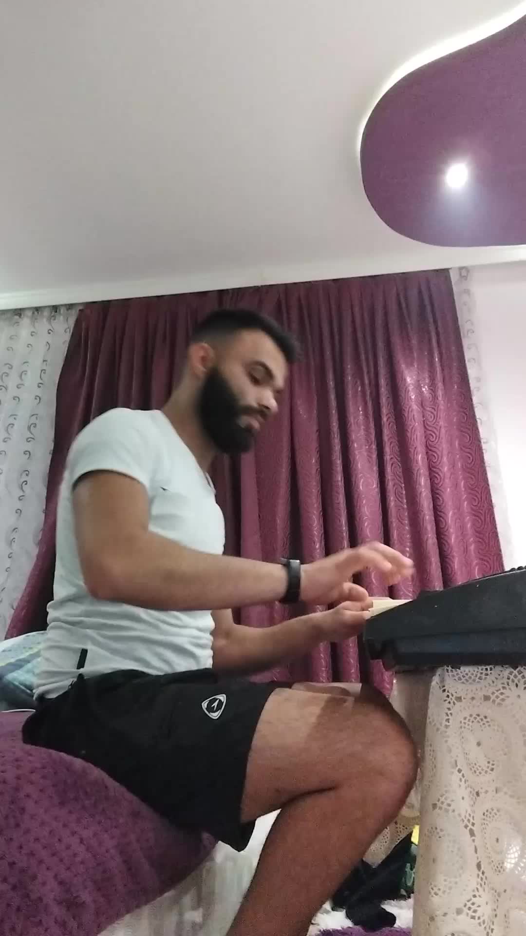 @Емo