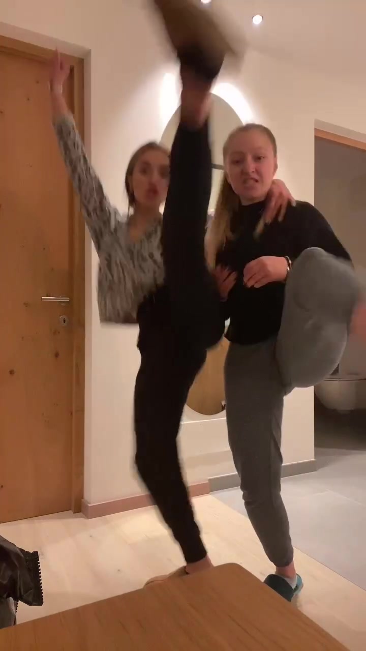 @_AleKat_