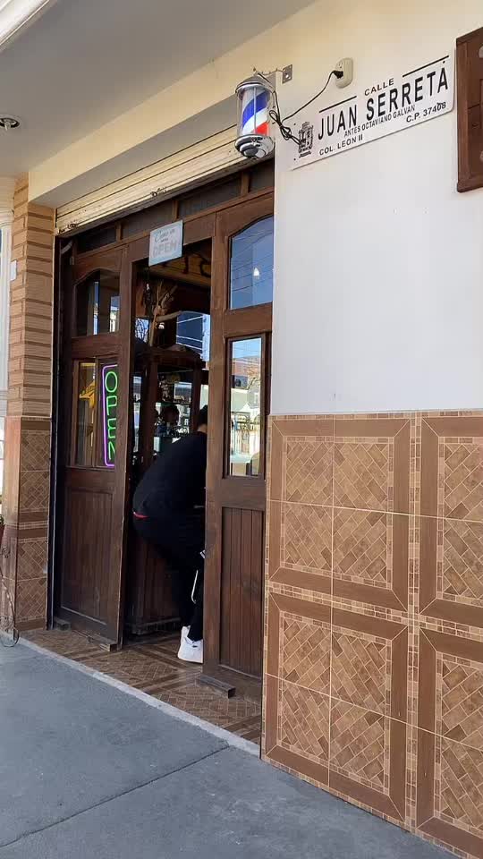 @Leo Barber Negro
