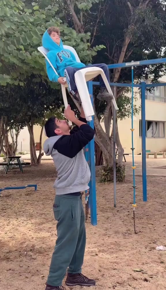 @ההוא ששם דברים על הסנטר