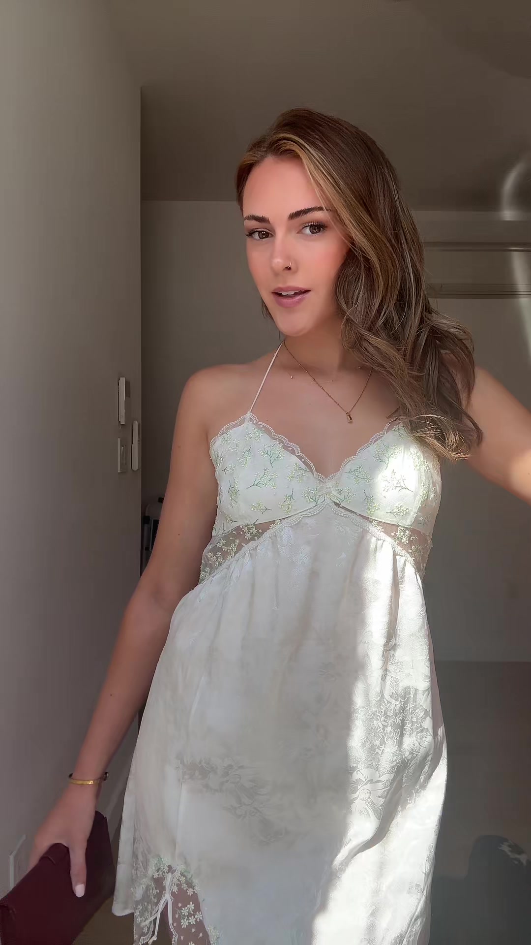 @🧍🏼&zwj;♀️