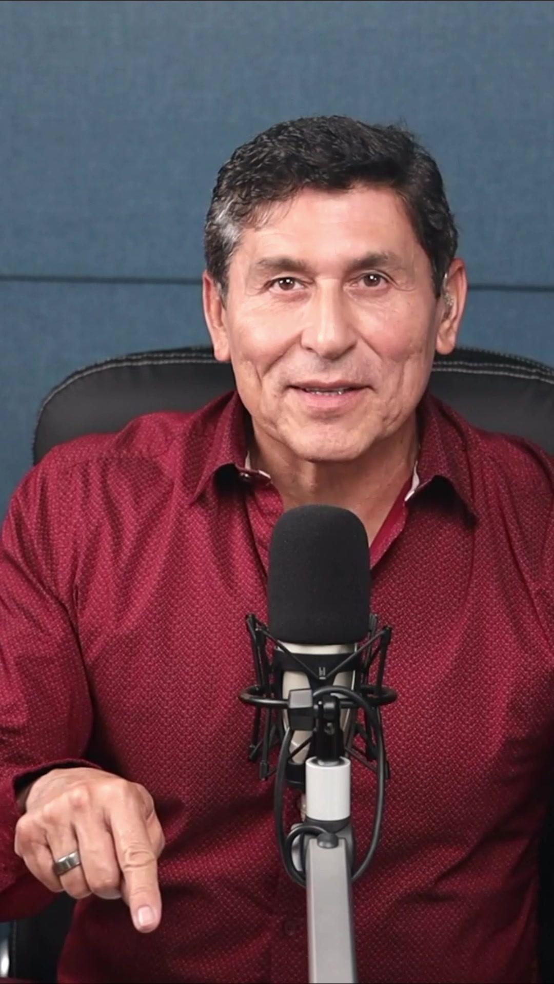 @César Lozano