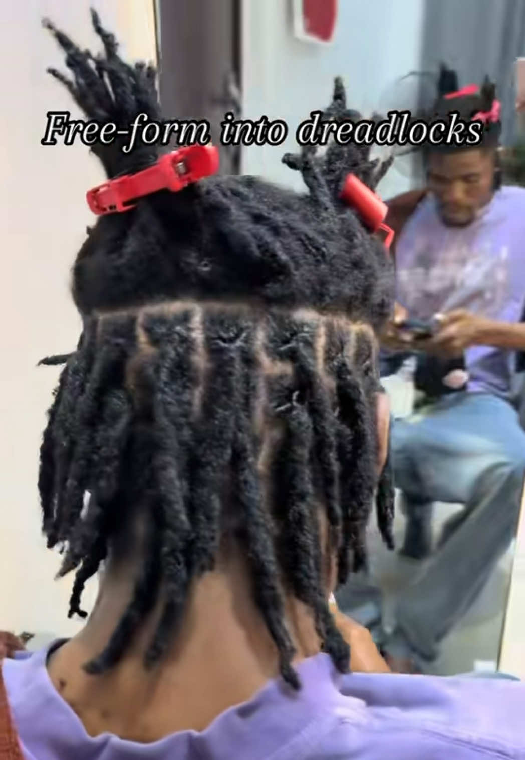 @FEMALE BARBER/LOCTICIAN IN LAG