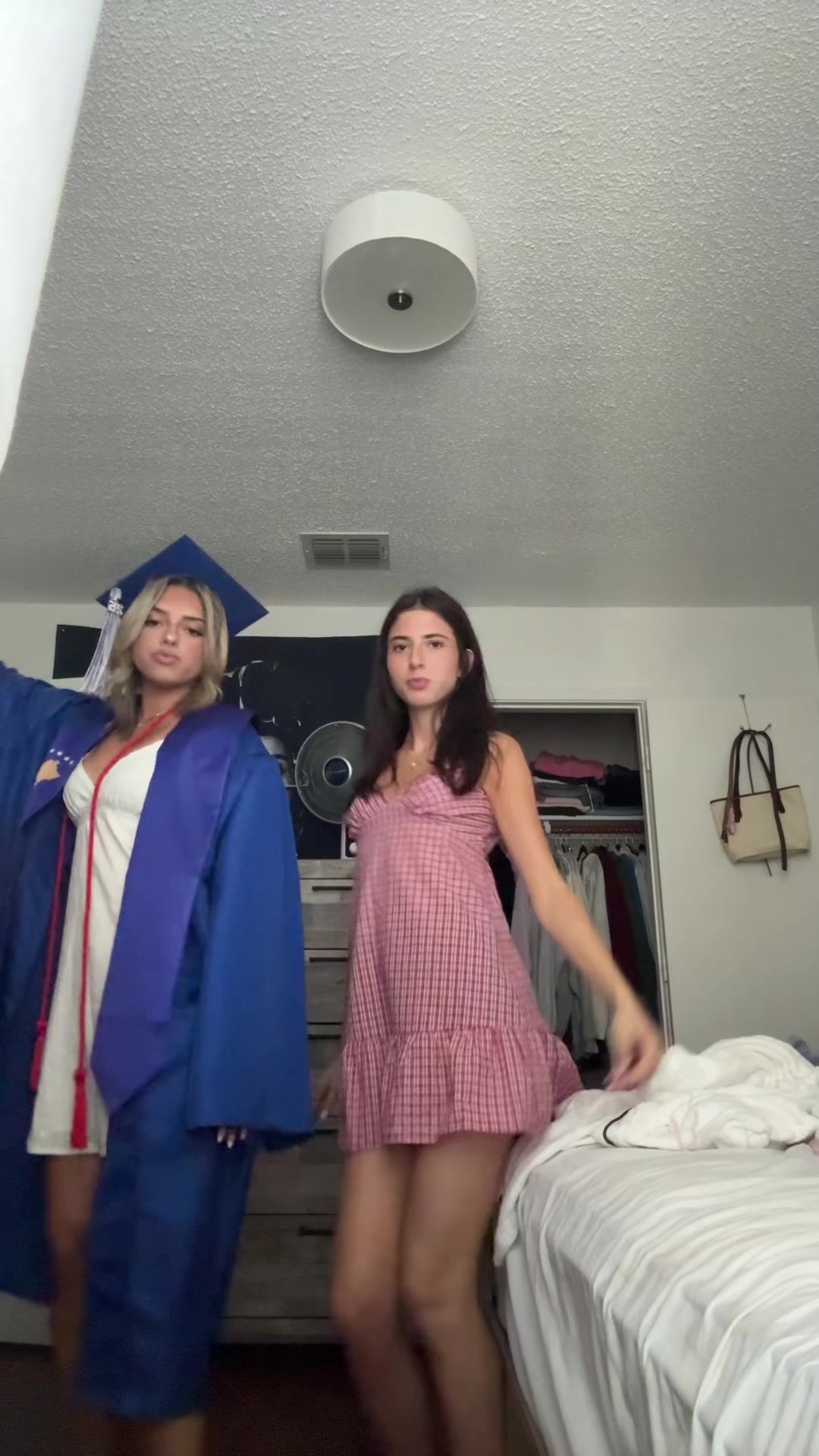 @Adora