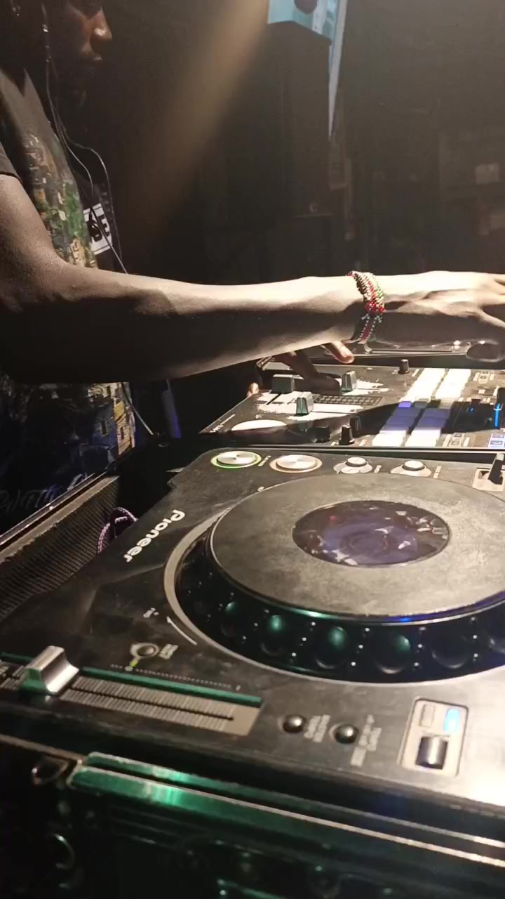 @WEEPON THE ENTERTAINER (DJ)