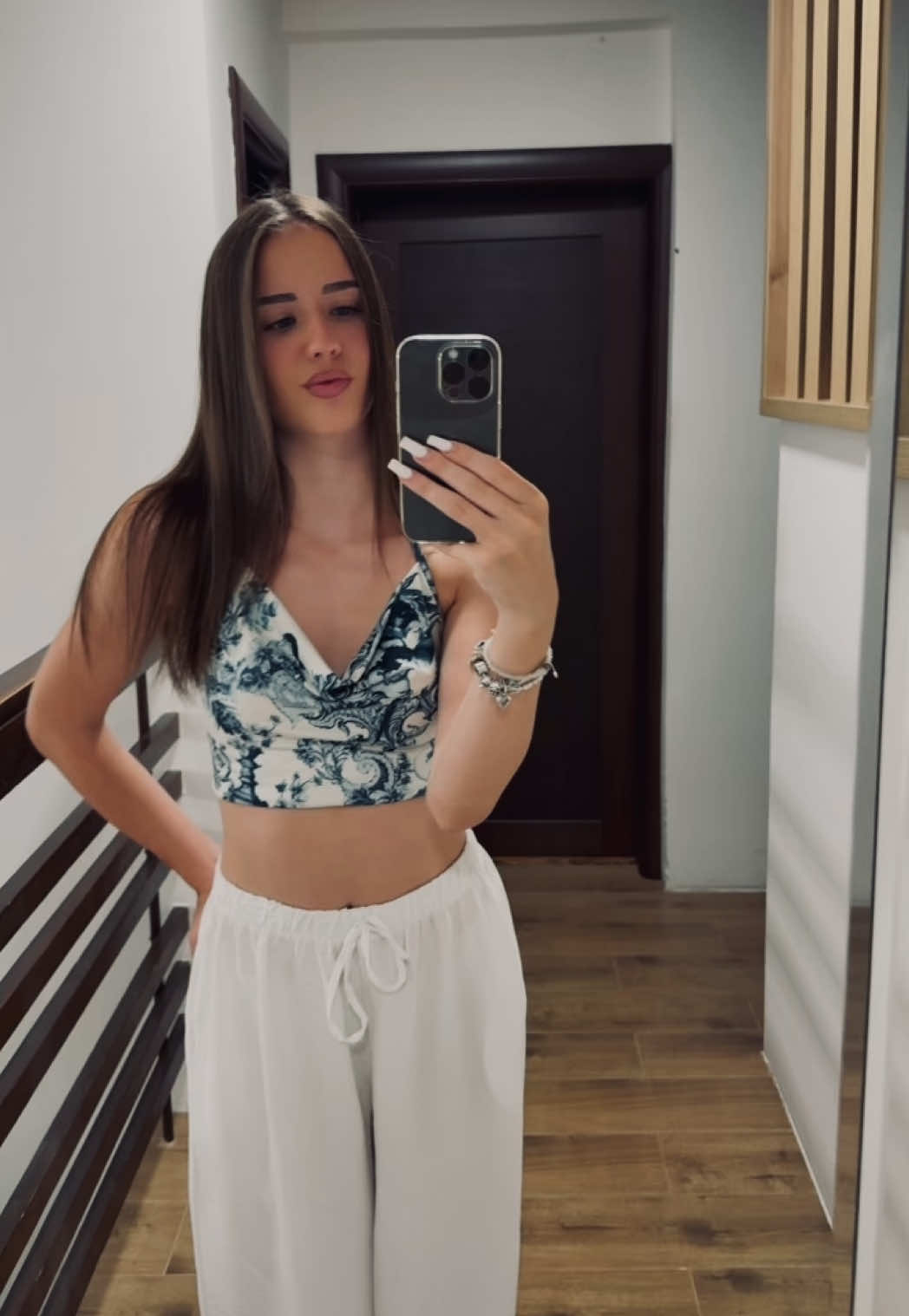 @𝒰