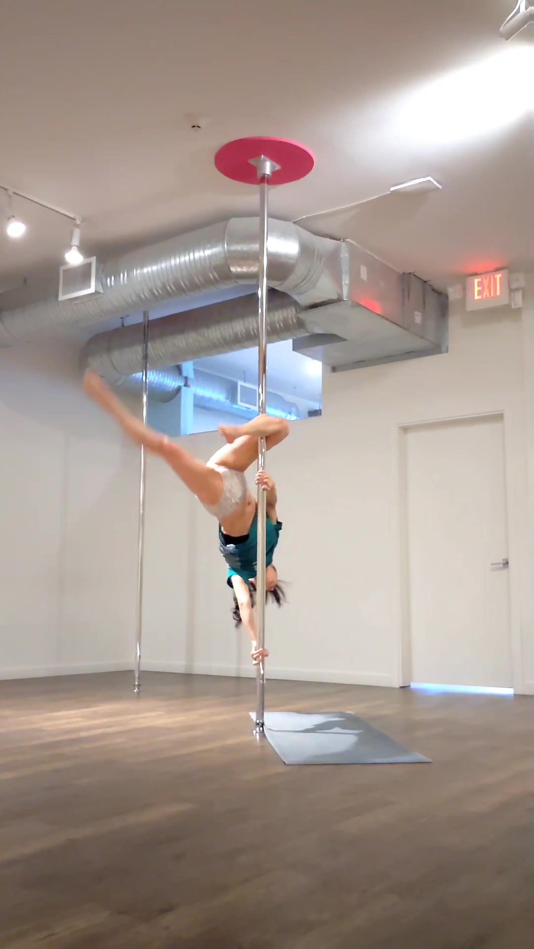 @Mari | Pole Dancer