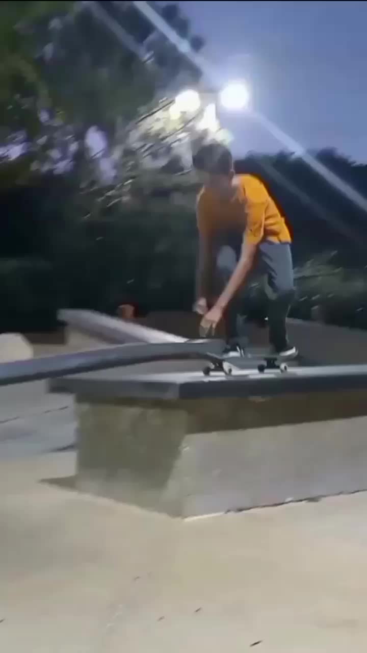 @Cracked Skateboarding