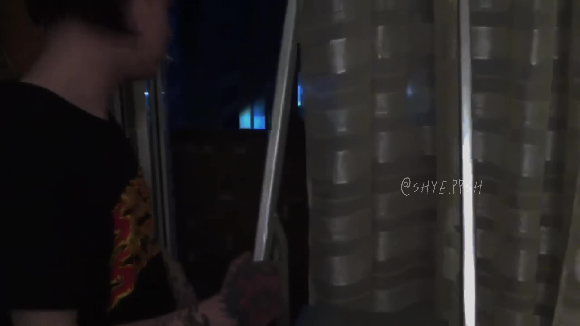 @???
