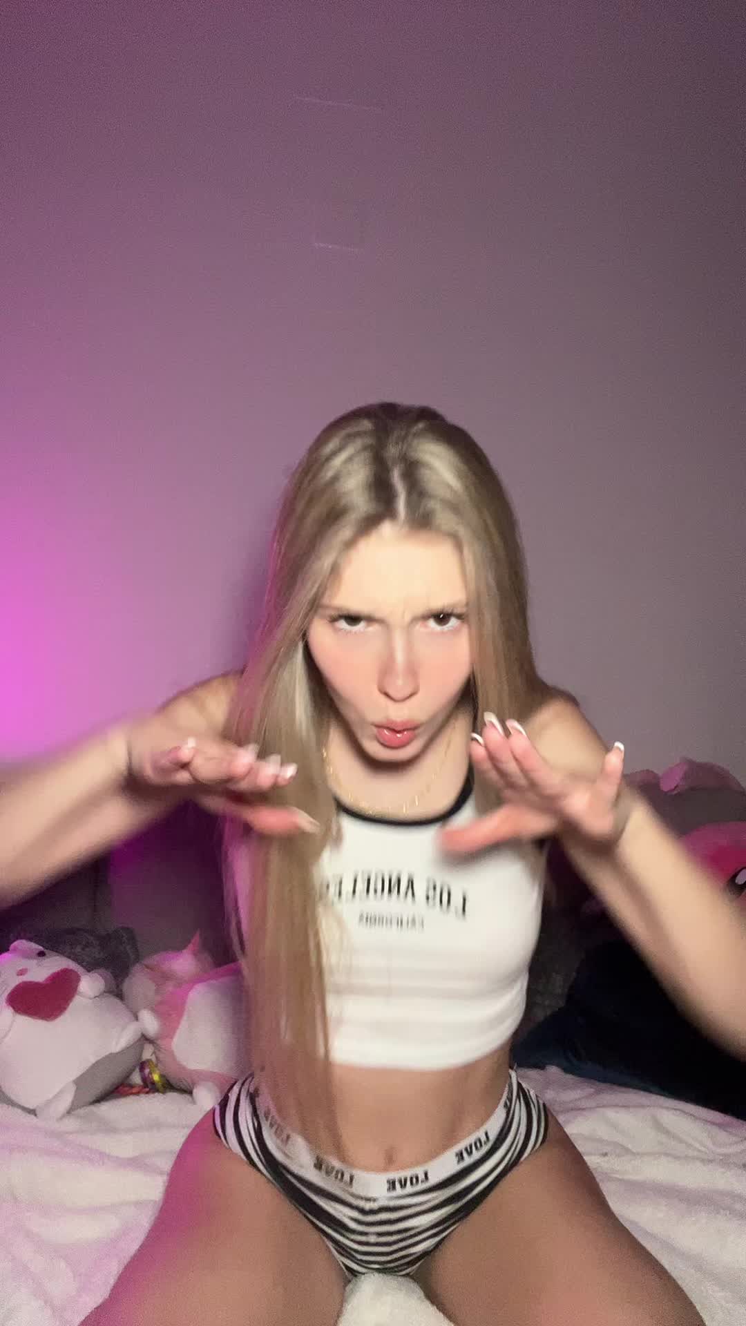 @emily_burns