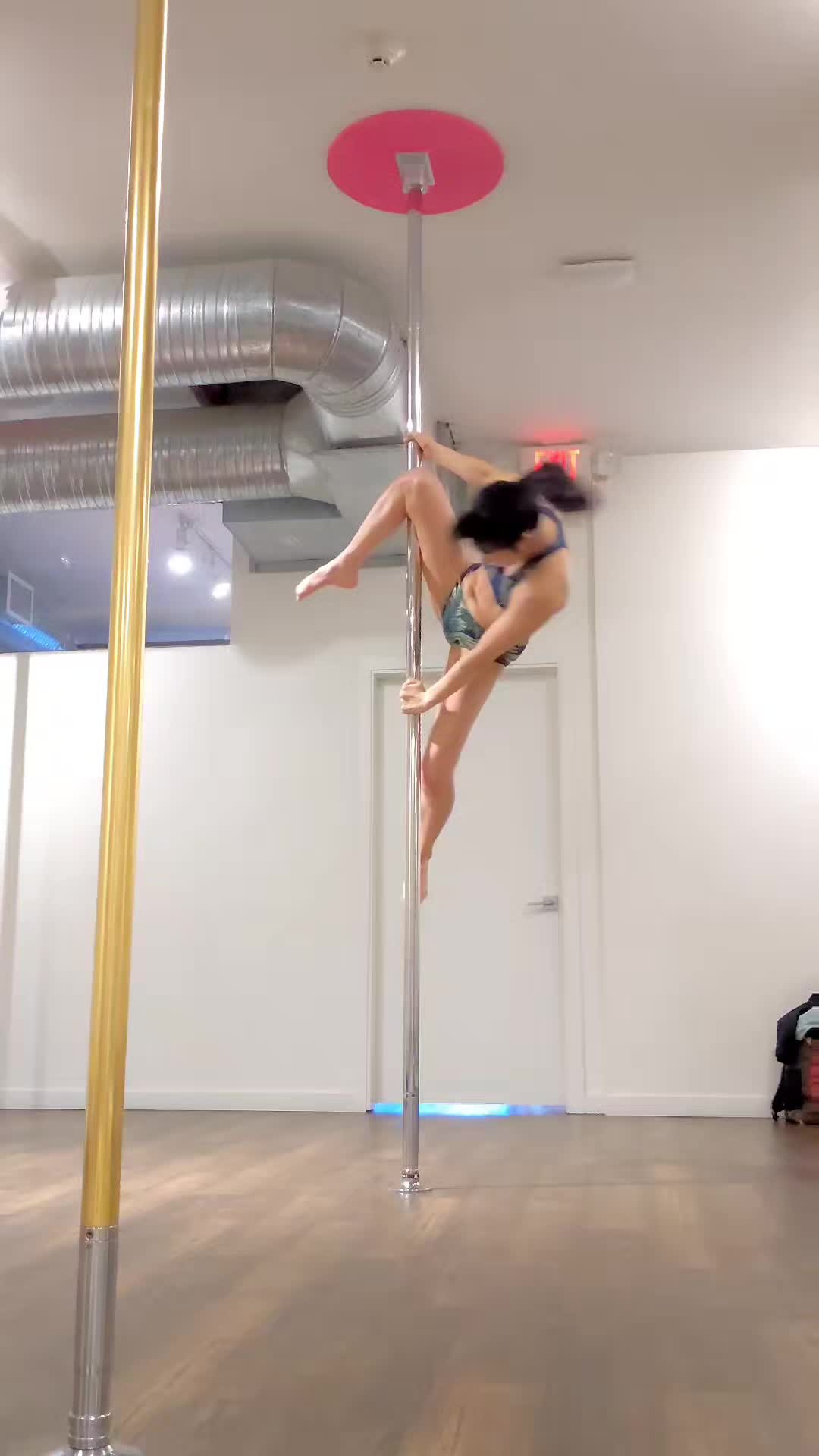 @Mari | Pole Dancer