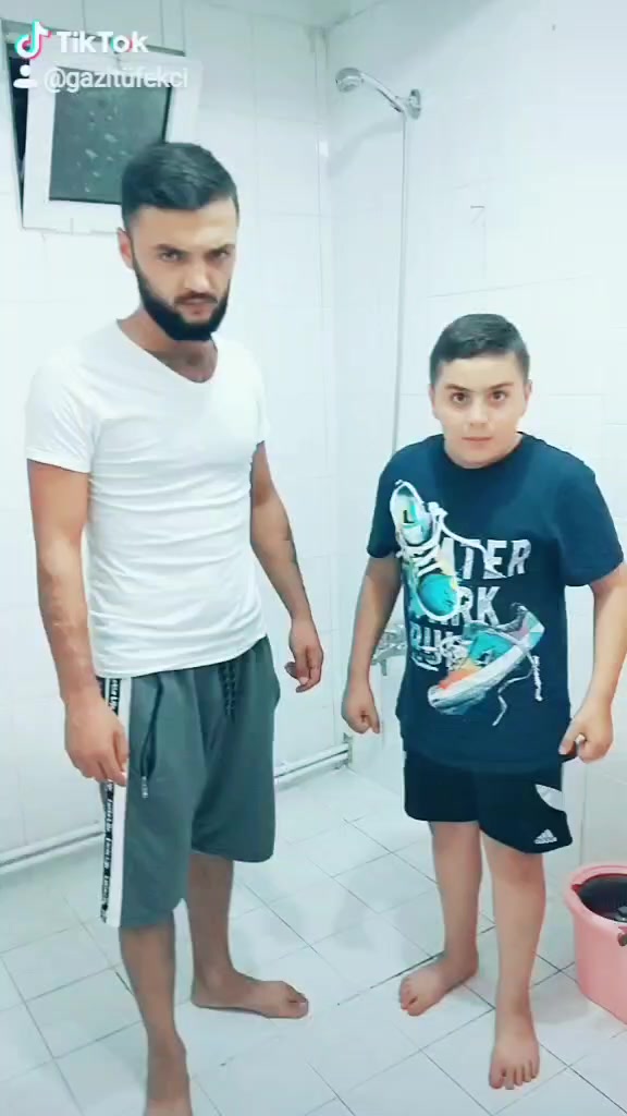 @Gözlüklü Adam