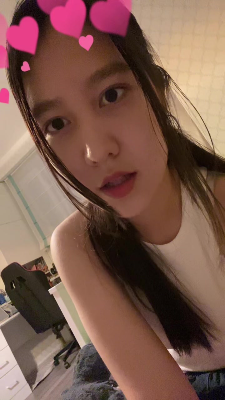 @>_<