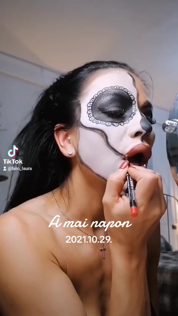 @Laura Biró