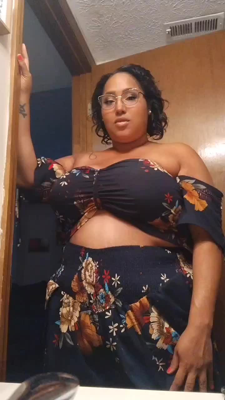 @AuntieMika🖤
