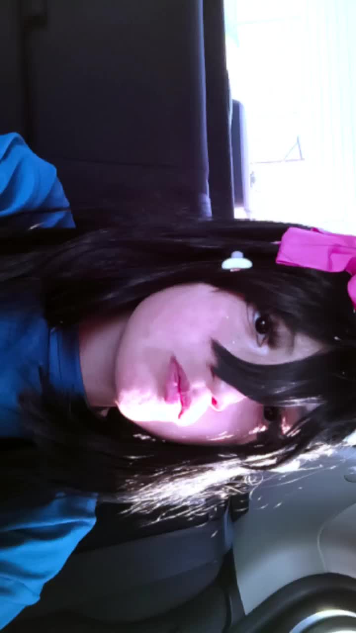 @emii!><