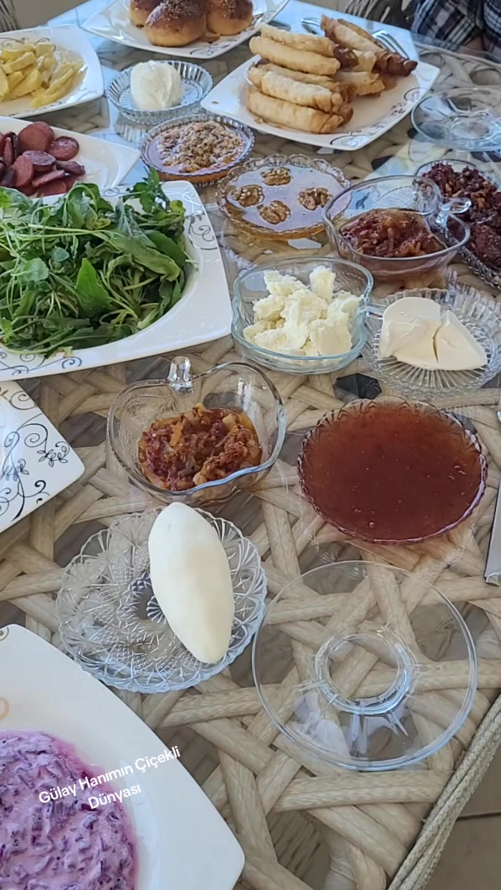 @G&uuml;lay Hanımın &Ccedil;i&ccedil;ekli D&uuml;nyası