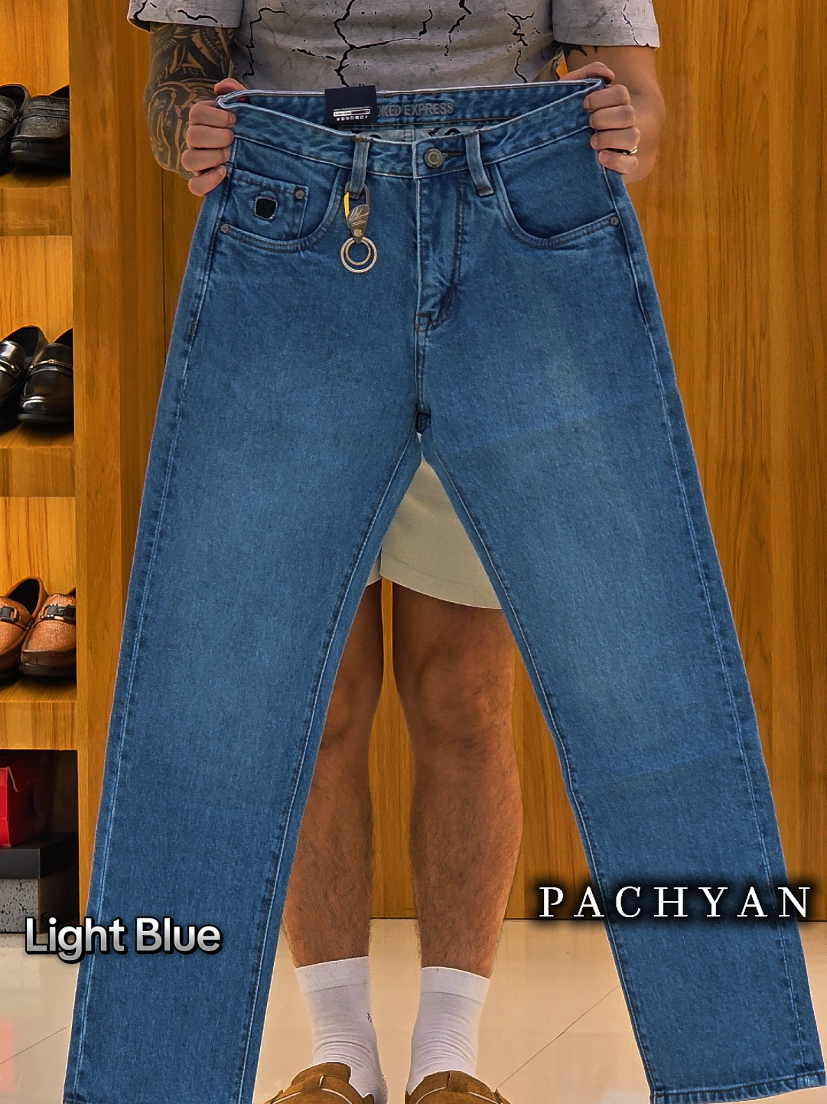 @पछ्याण wears