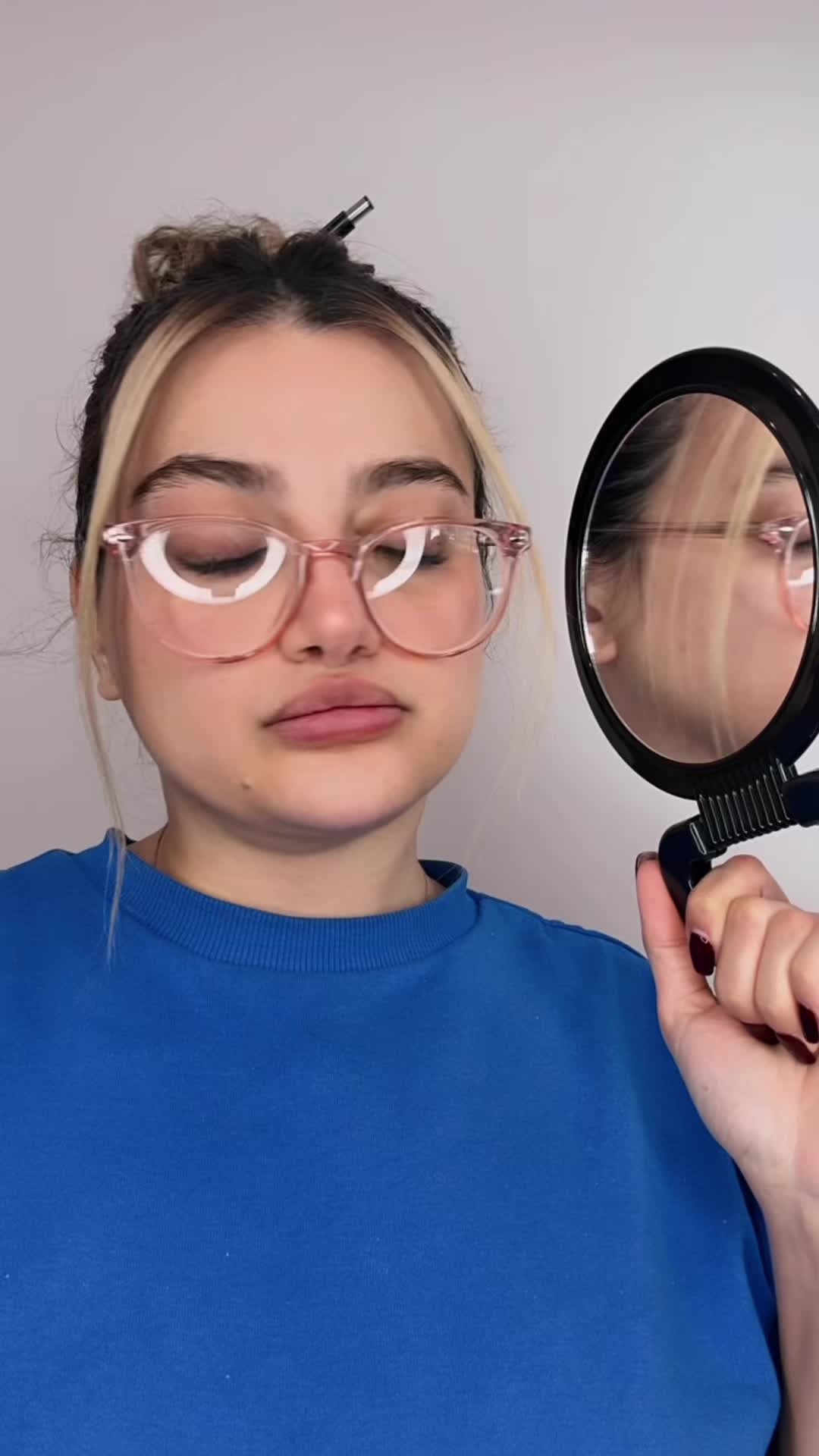 @Elinaa.brows