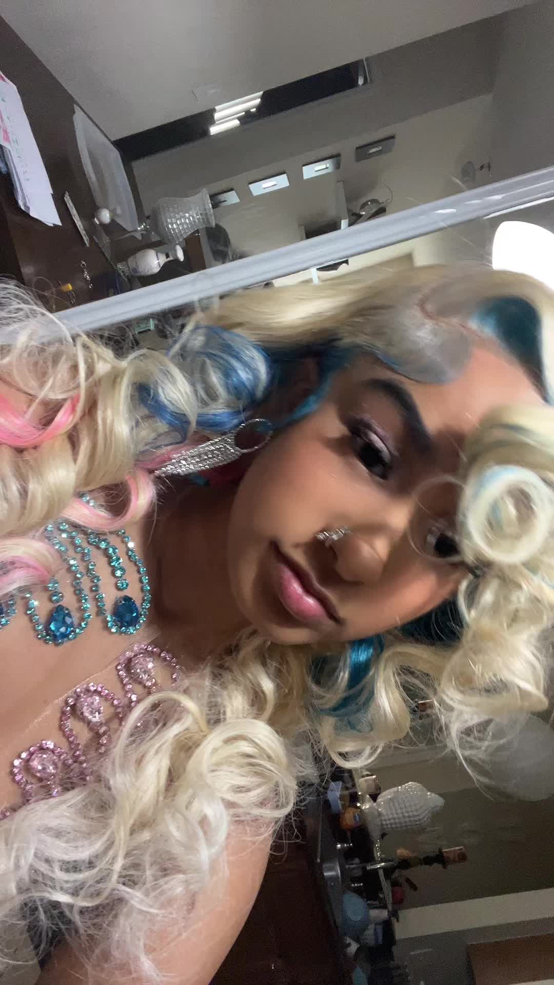@🐝