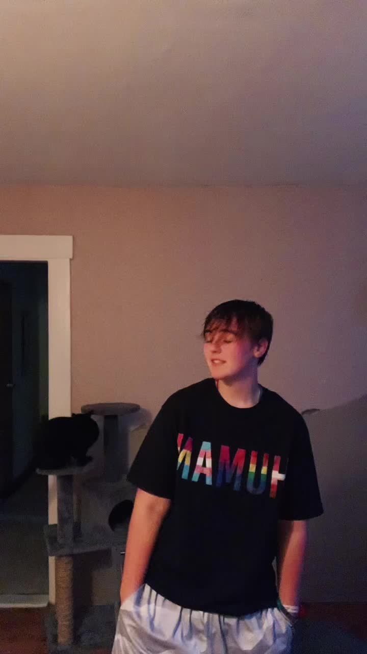 @Bella🏳️&zwj;🌈