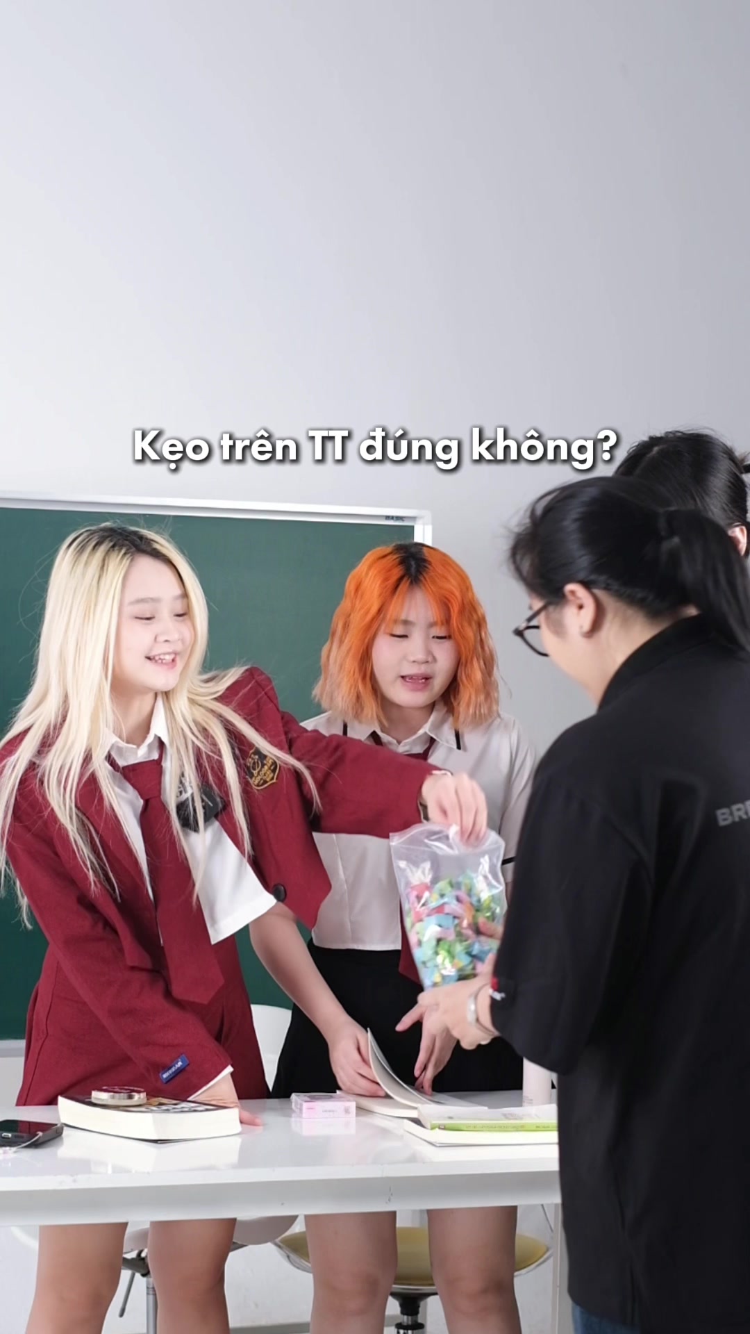 @Nữ sinh Hologramm