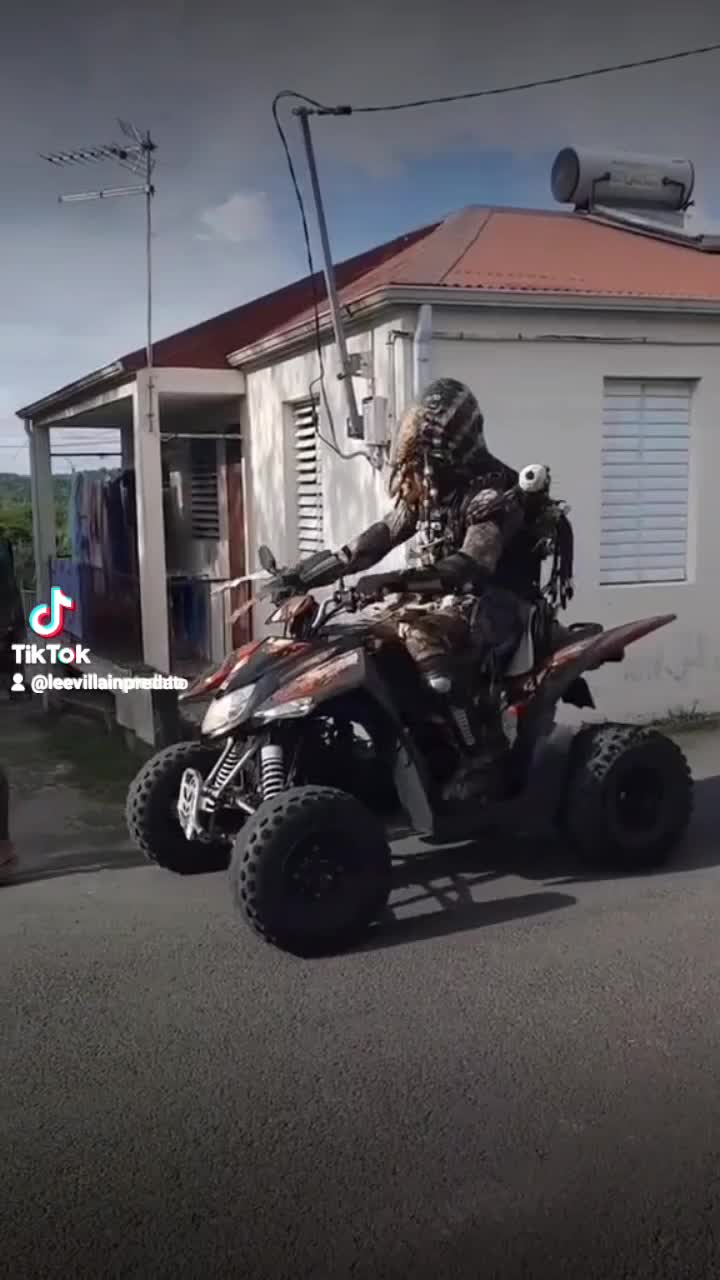 @lee villain pr&eacute;dator 👽👅😁