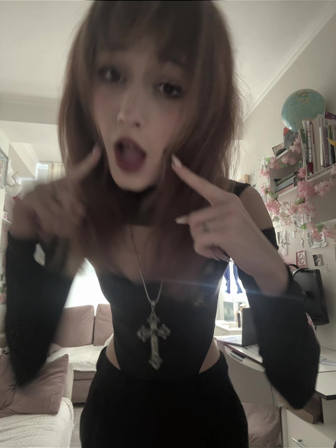@•_•