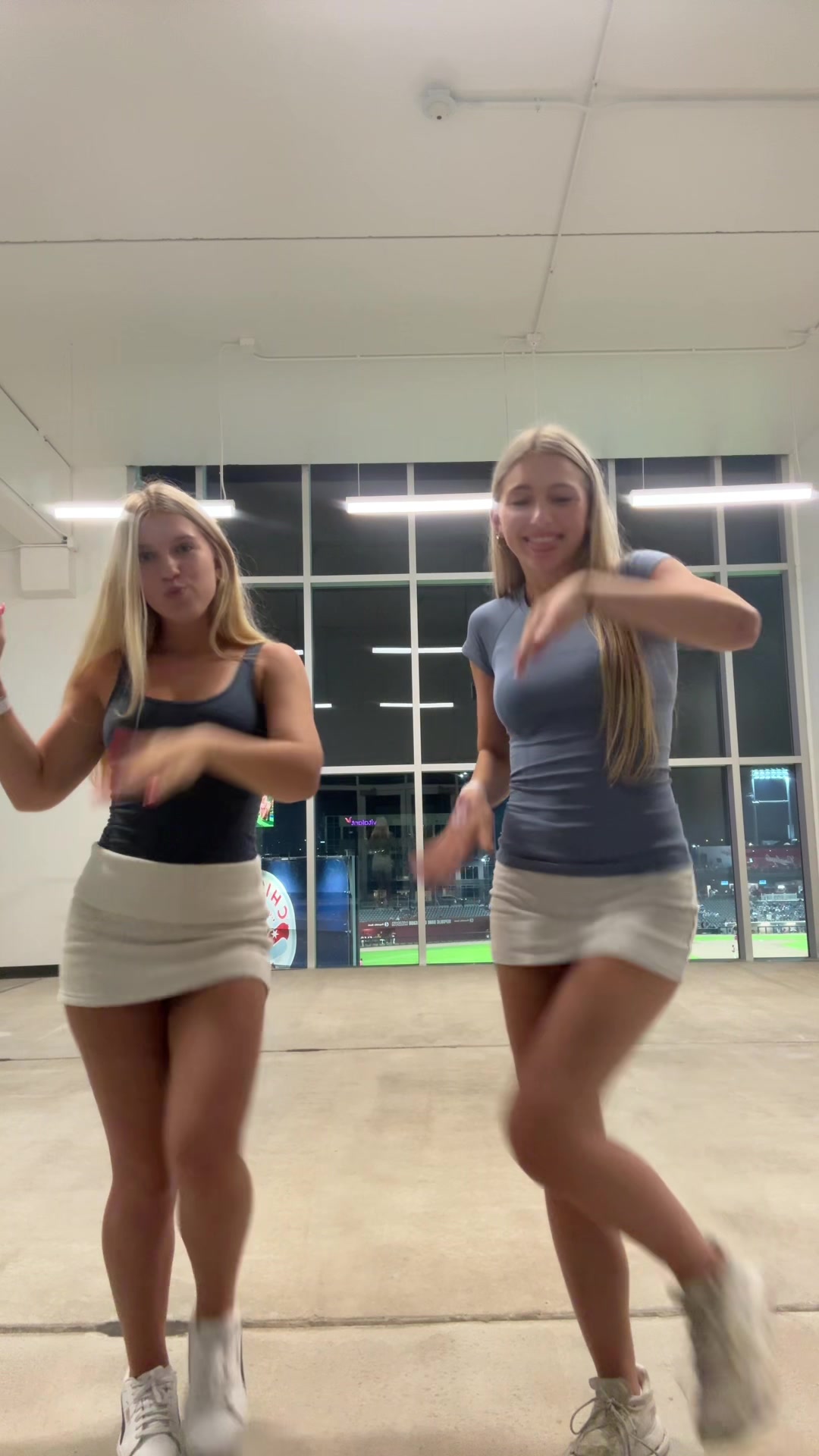@👯