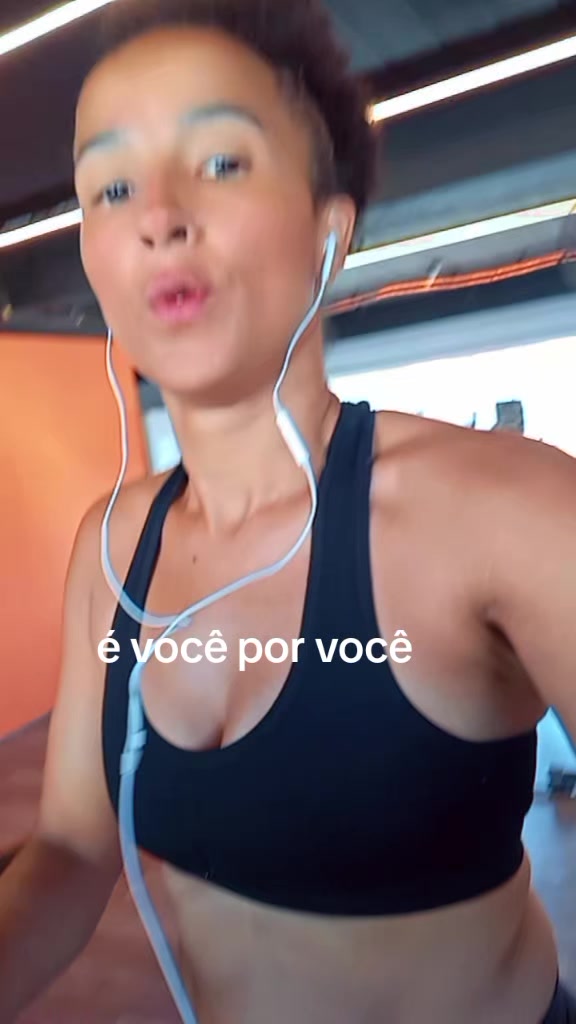 @N&aacute;dia