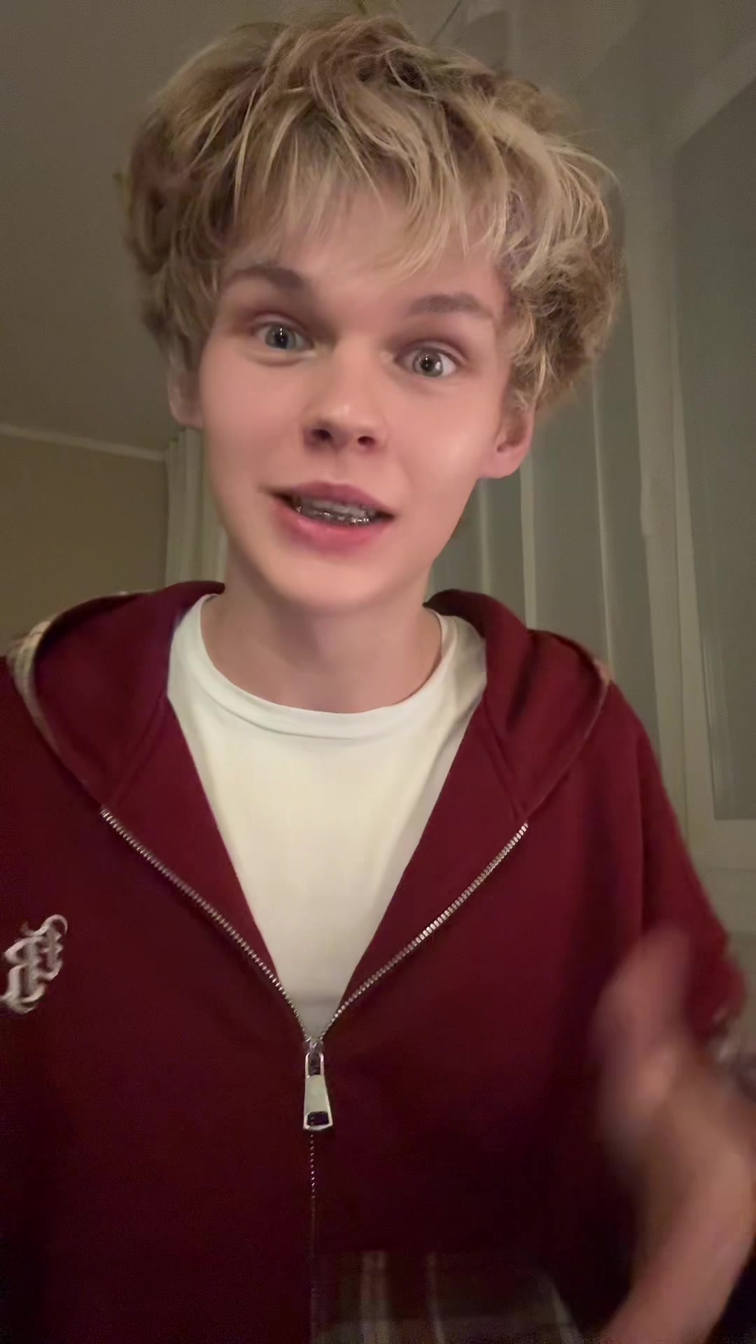 @HOLLIKLIN