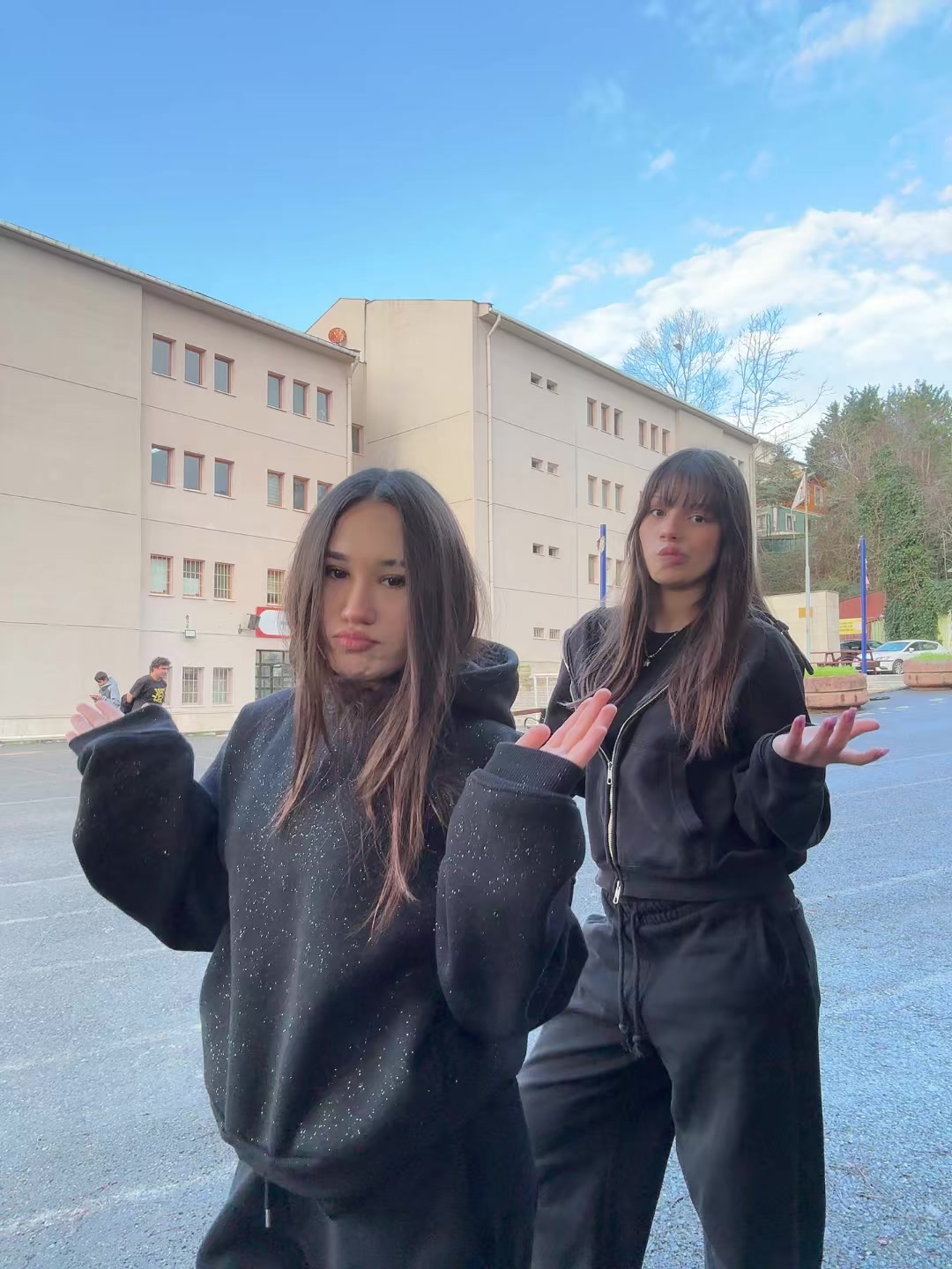 @twoslutss