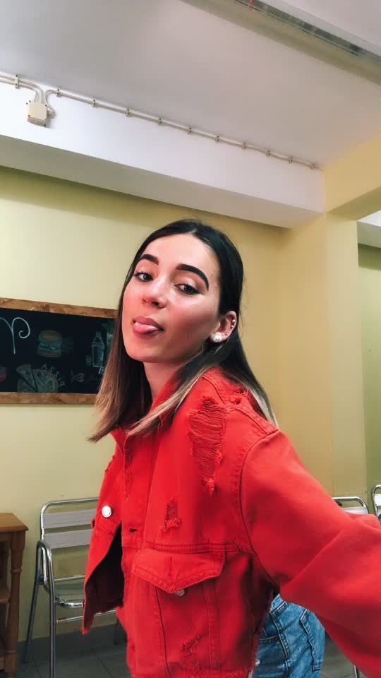 @lola_
