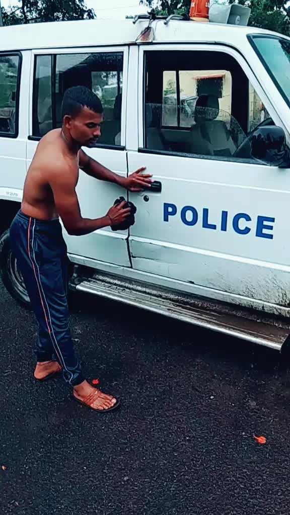 @MH:12: police.....
