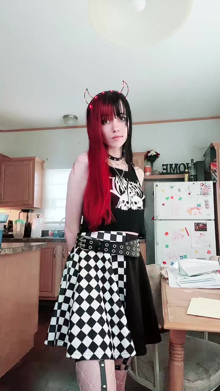 @Lil Bug🖤🍄