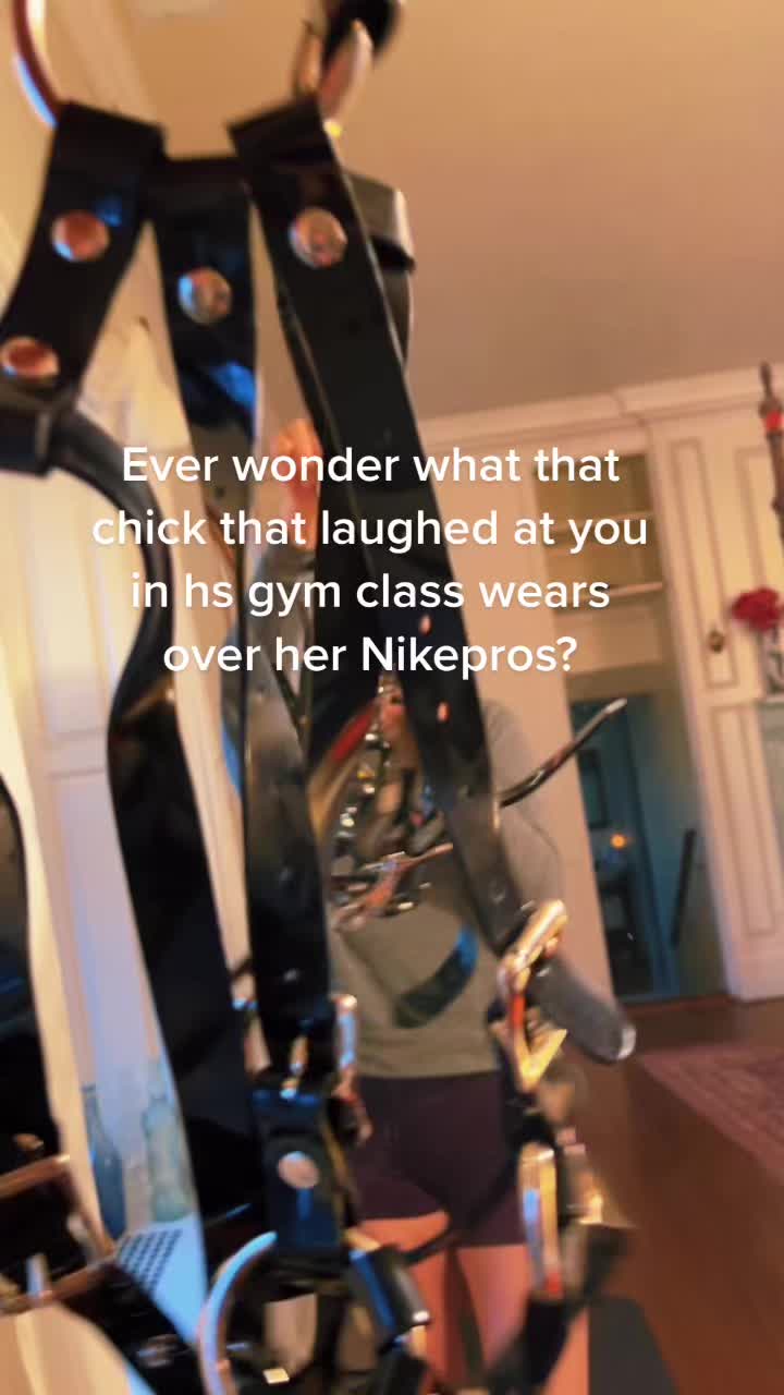 @itsmelinaleggs