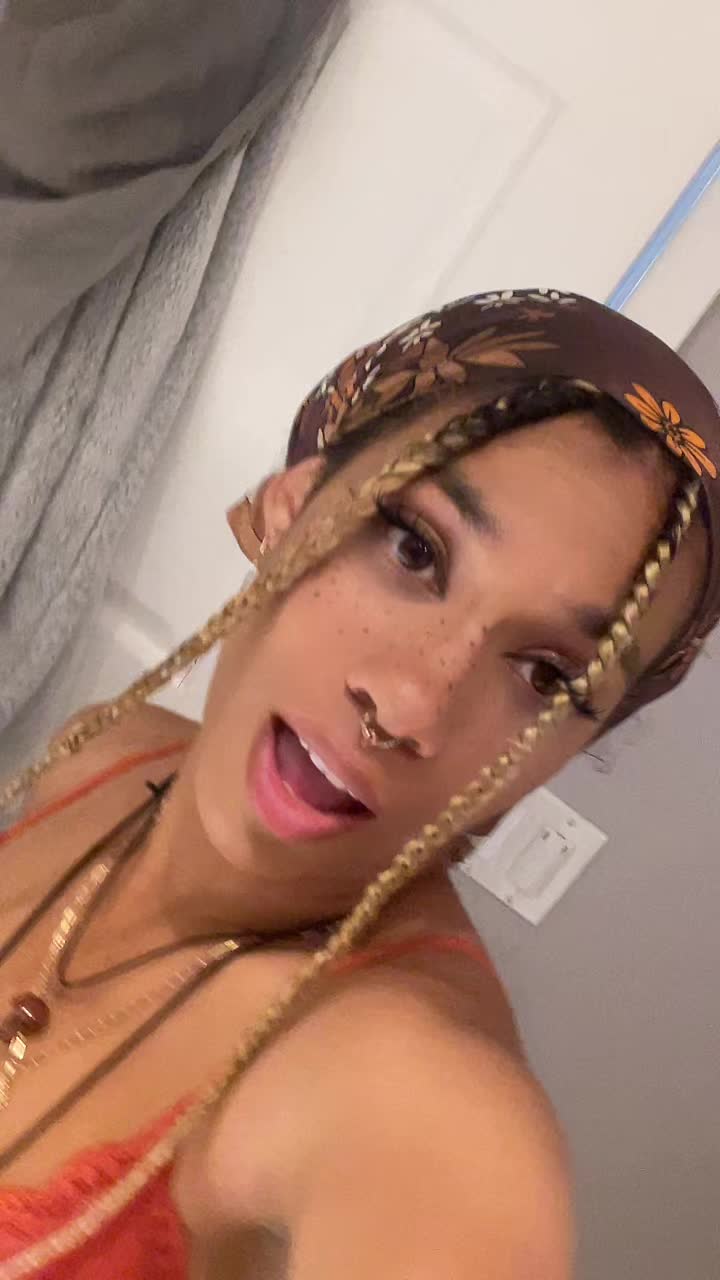 @•___•