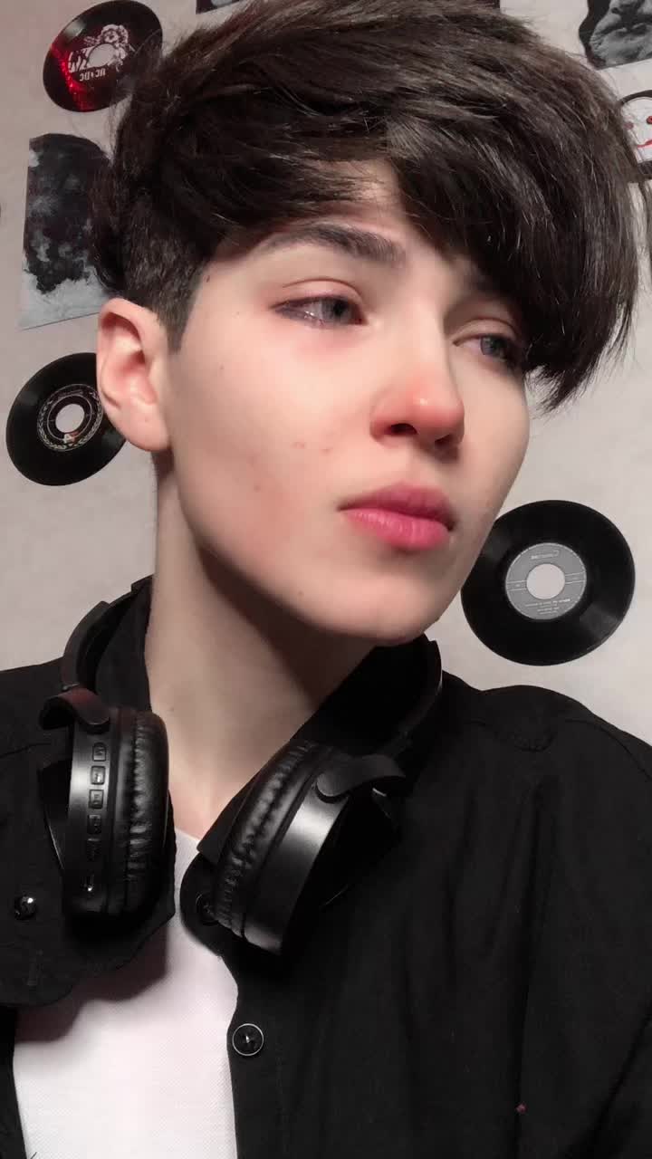 @ariwnwz_