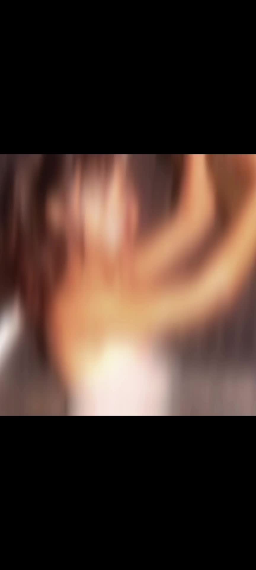 @>゜))彡