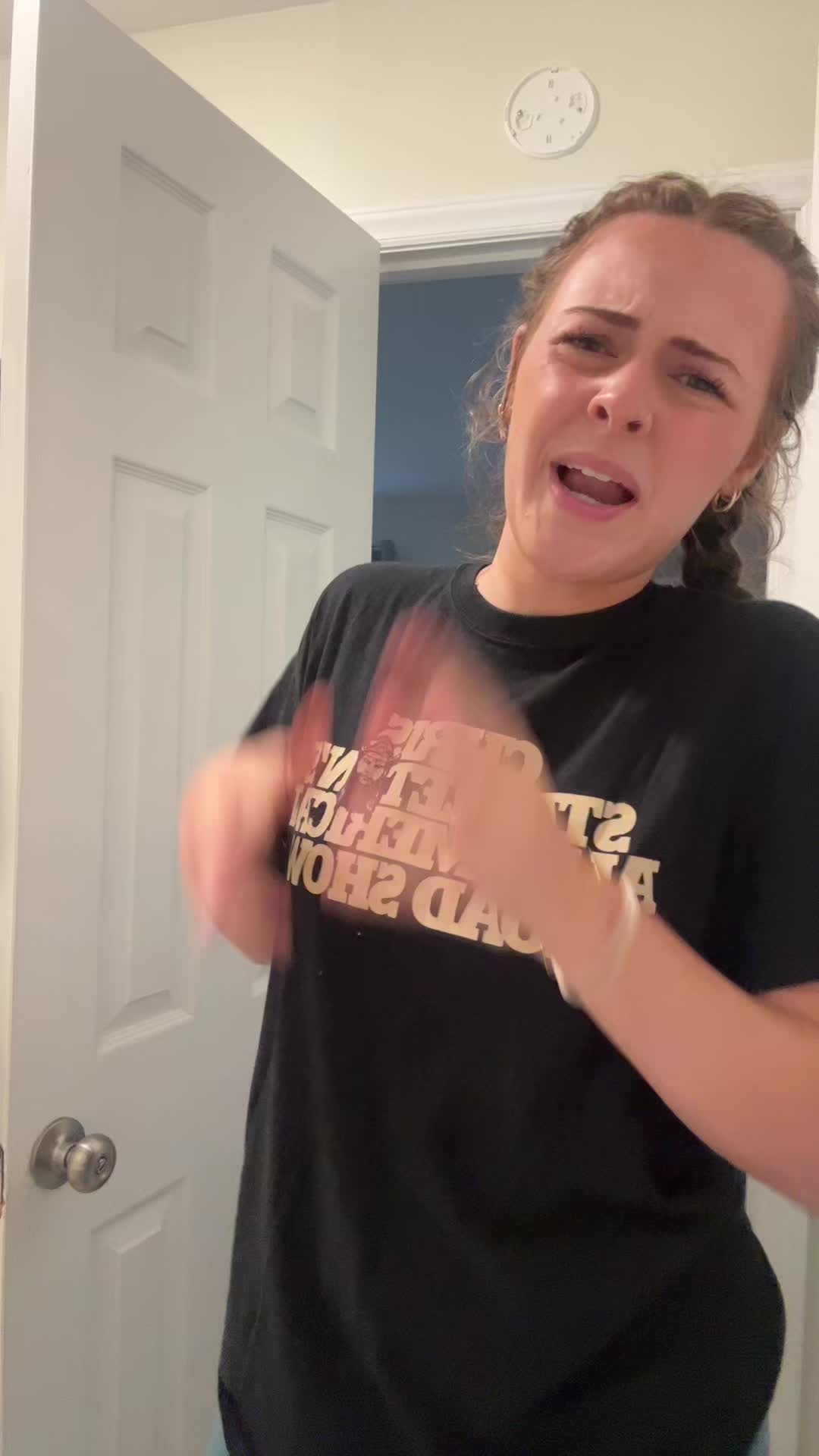 @🧍🏼&zwj;♀️