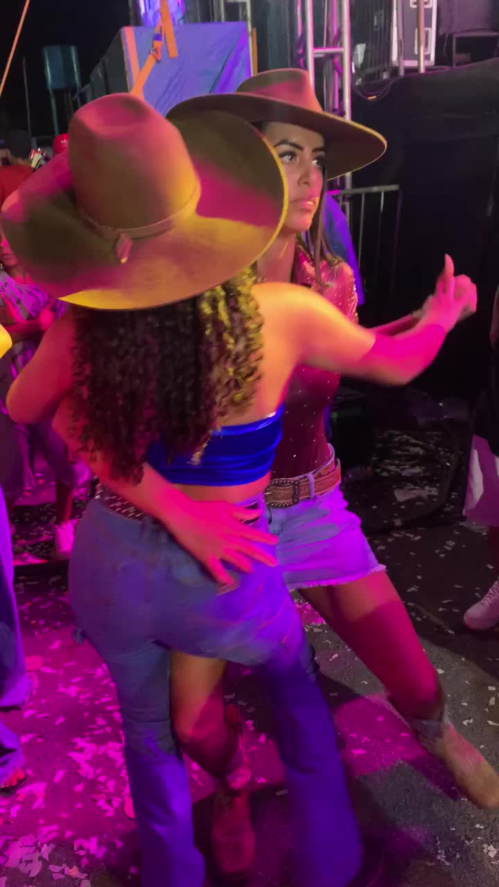 @Geovana 💃😝