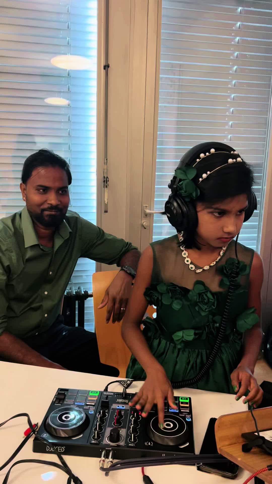 @Swarmi&laya