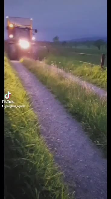 @flat out piking silage👌👍😂
