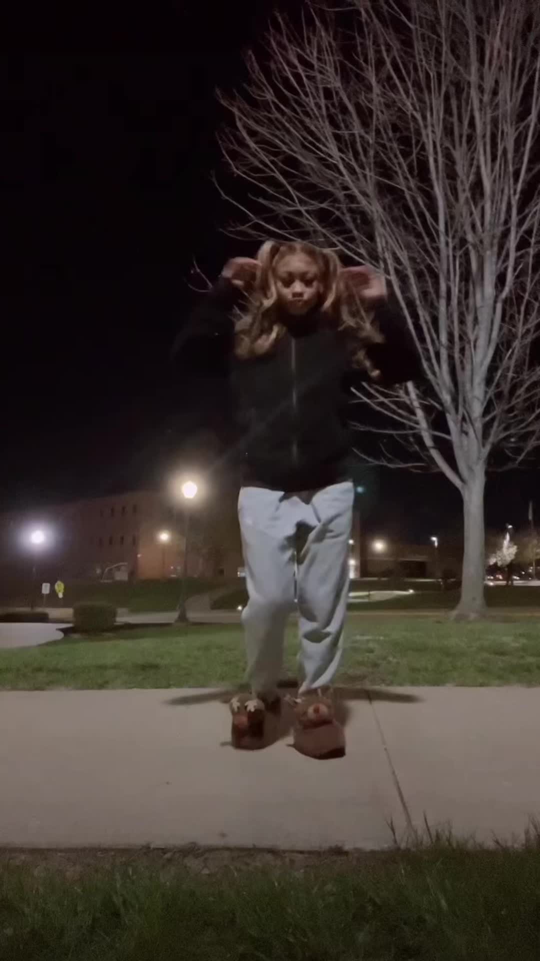 @niyaraa 👅