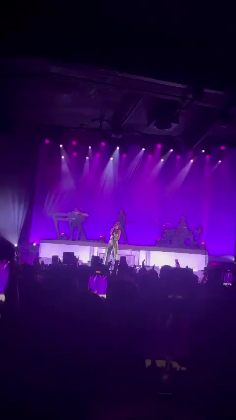 @MIMI WEBB ON TOUR
