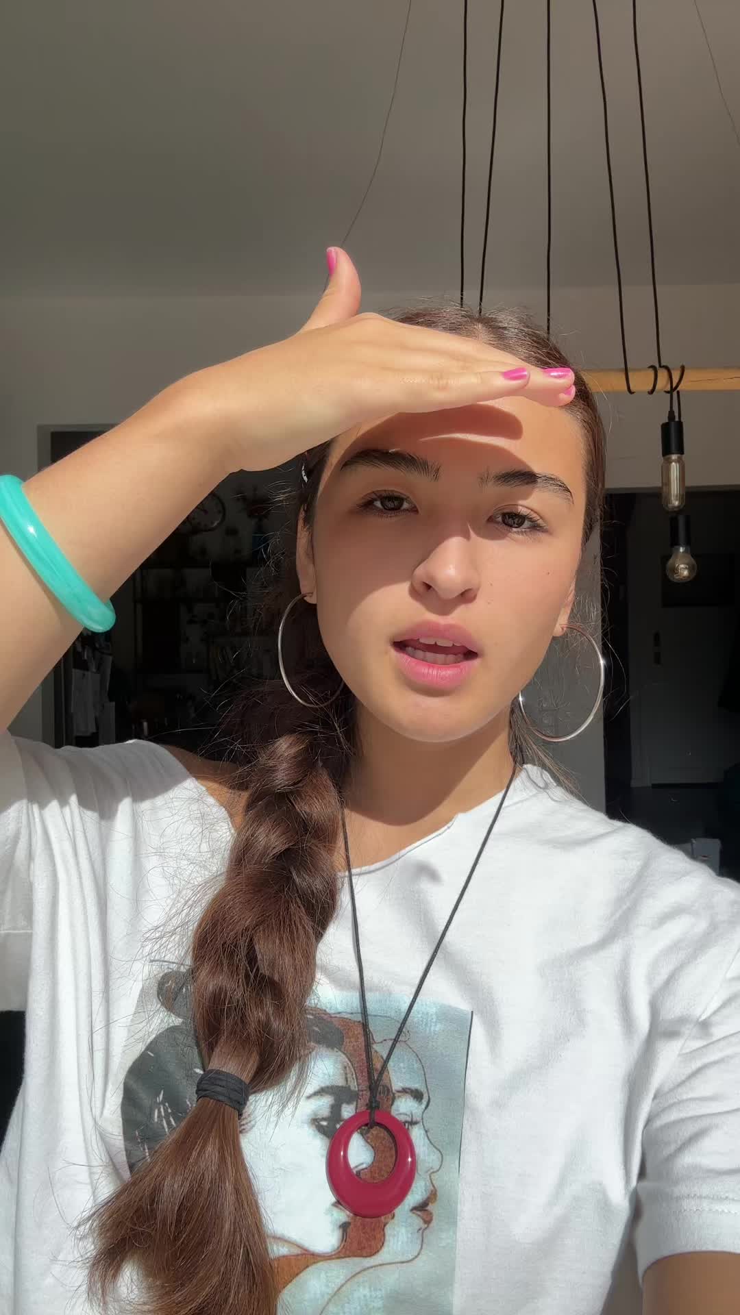 @万絢